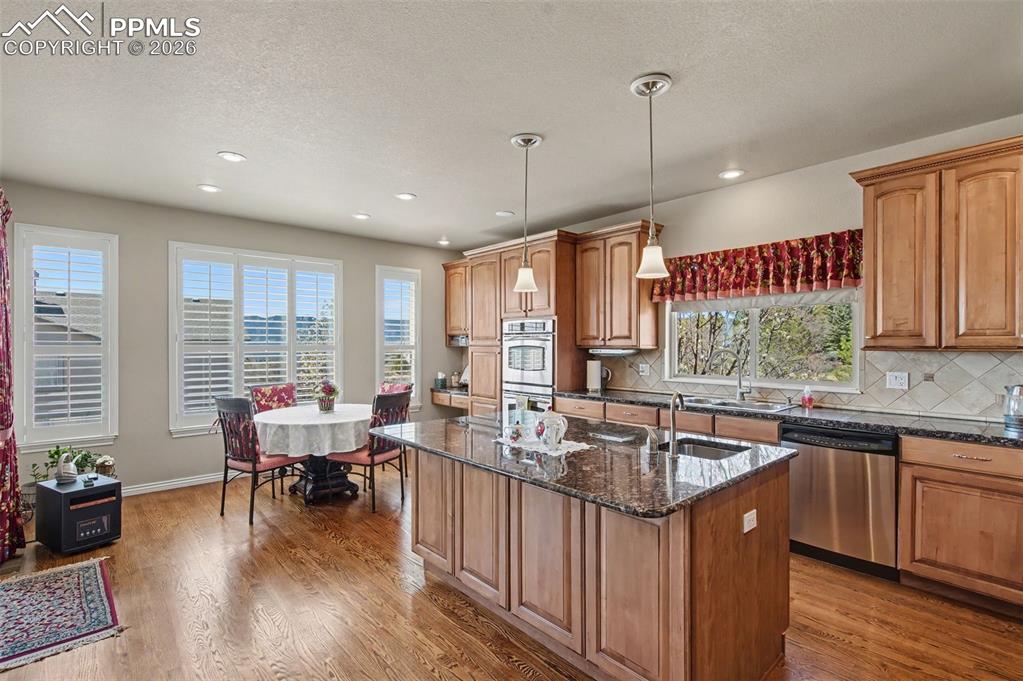 Image 9 of 50: Kitchen