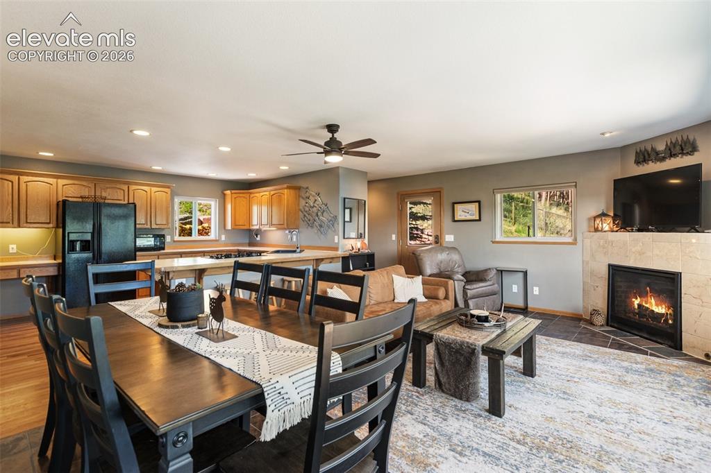Image 18 of 50: Dining Area