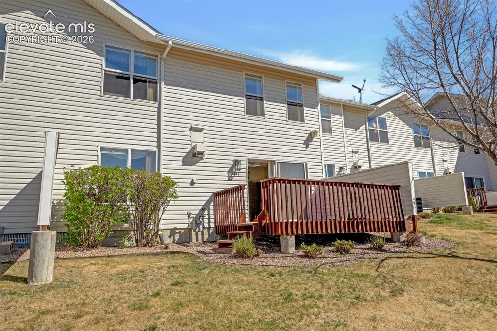 Image 7 of 30: Large Deck