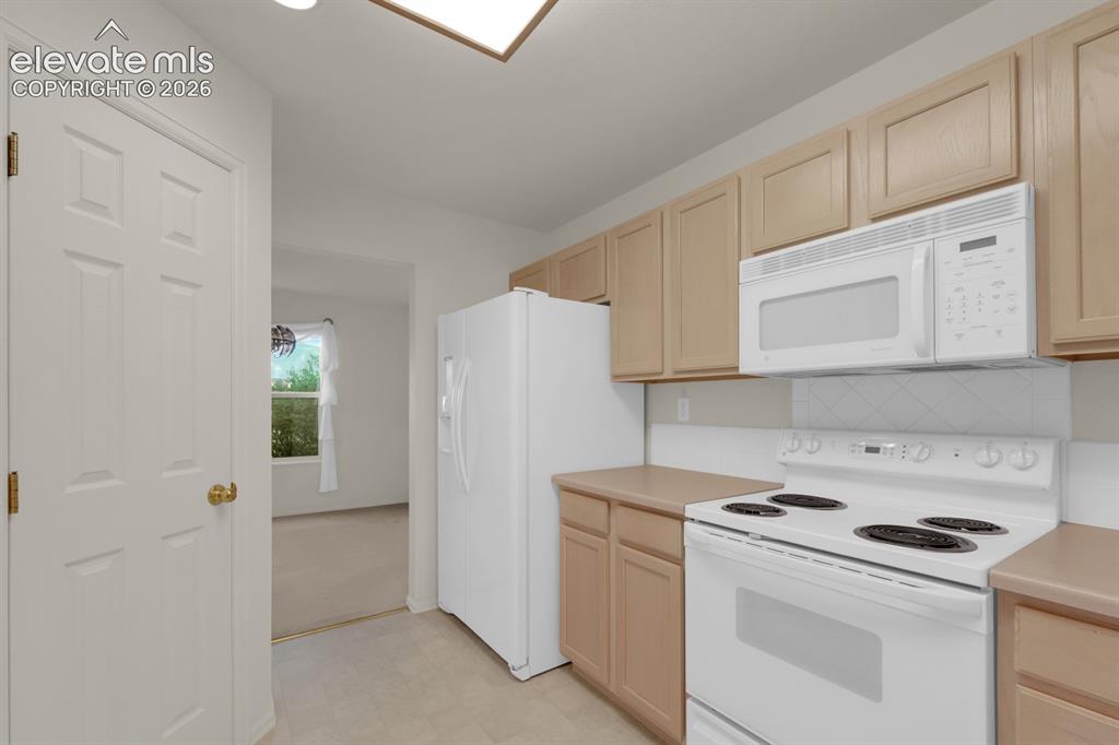 Image 8 of 30: Nice pantry for storage