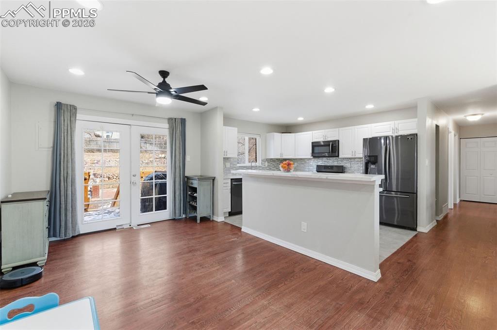 Image 8 of 50: Island bar top can be Great for seating and entertaining