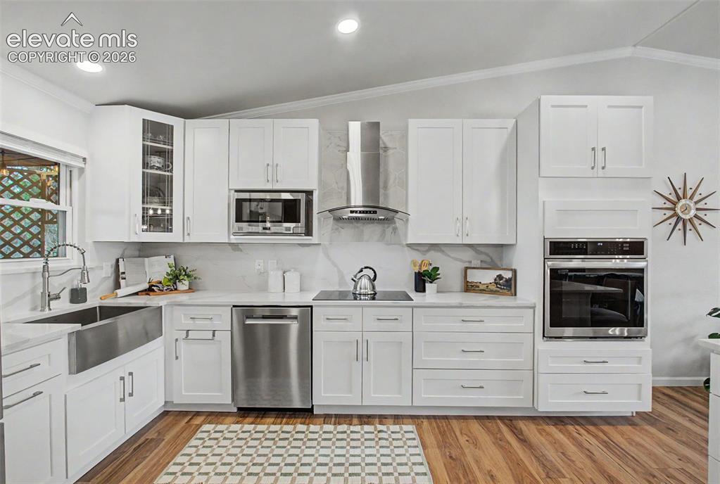 Image 12 of 50: Kitchen