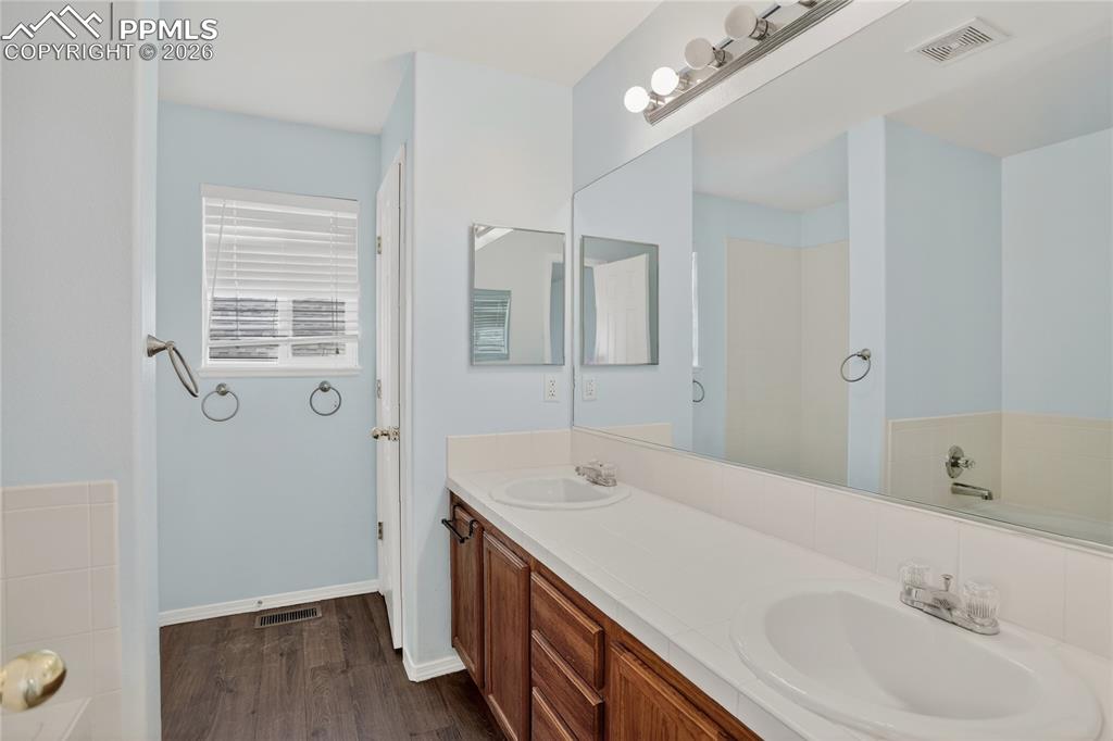Image 12 of 24: 5-piece primary bath