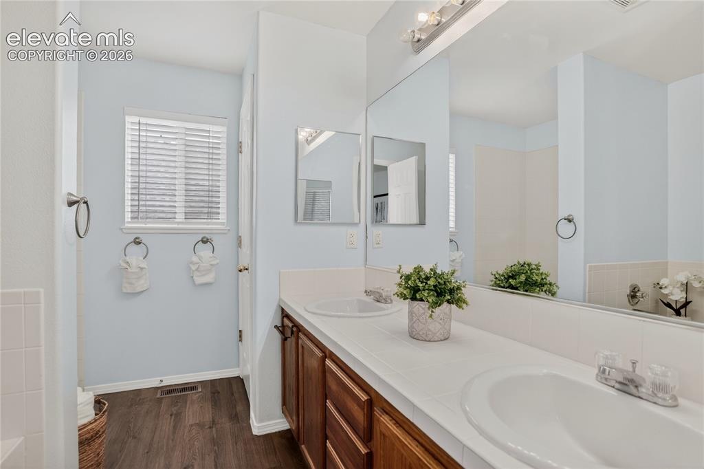 Image 12 of 24: 5-piece primary bath