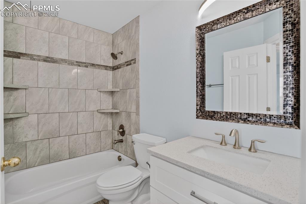Image 17 of 24: Full guest bath - upper level