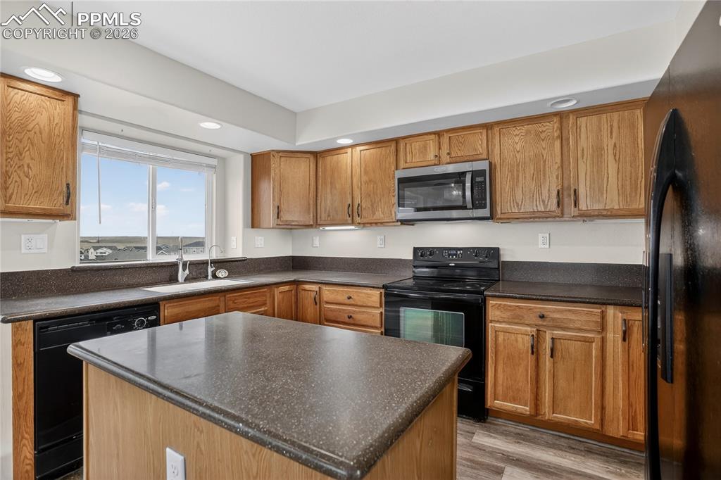 Image 5 of 24: Black granite counters