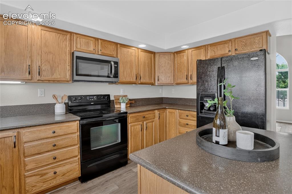 Image 5 of 24: Black granite counters
