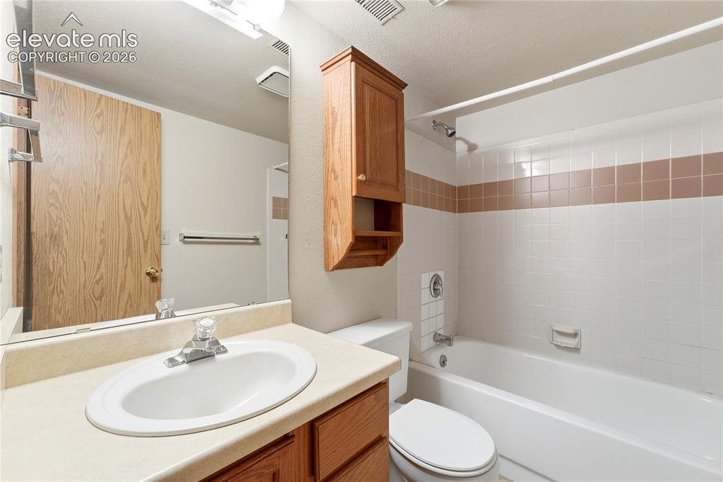 Image 26 of 41: Bathroom
