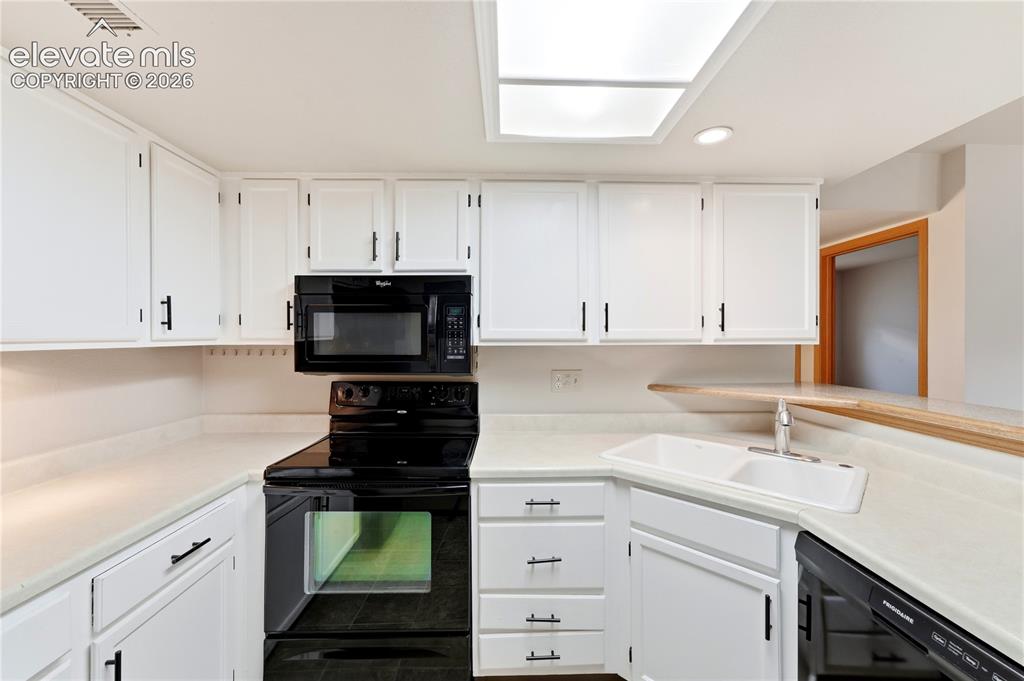 Image 29 of 41: Kitchen