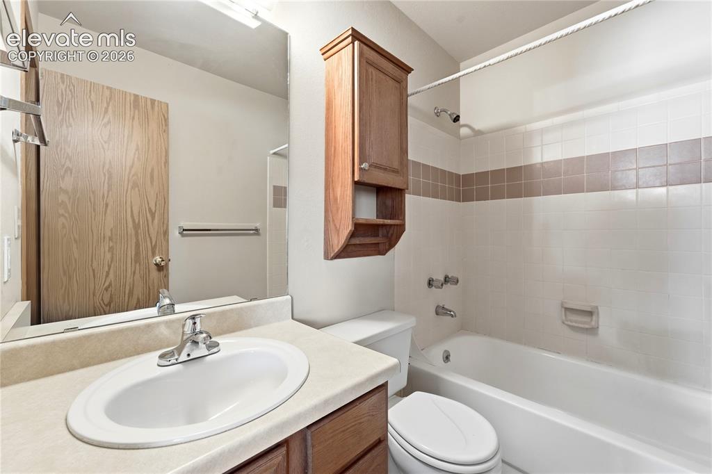 Image 34 of 41: Bathroom