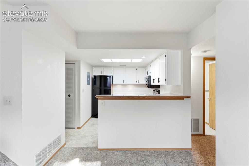 Image 7 of 41: Kitchen