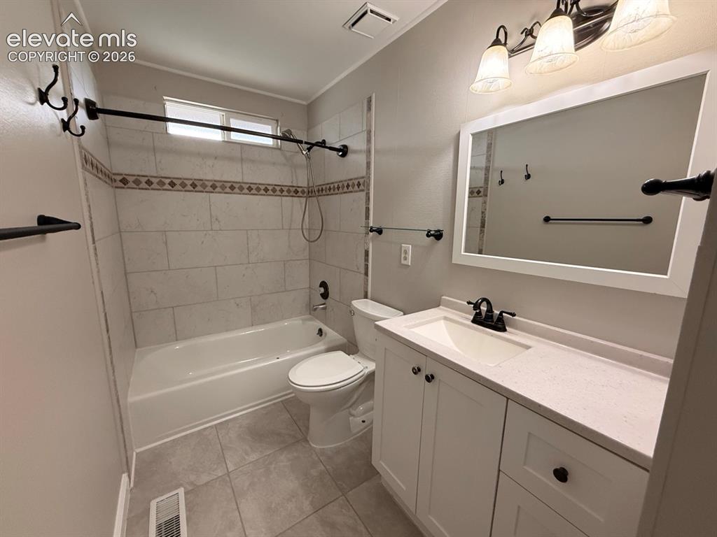 Image 4 of 33: Bathroom