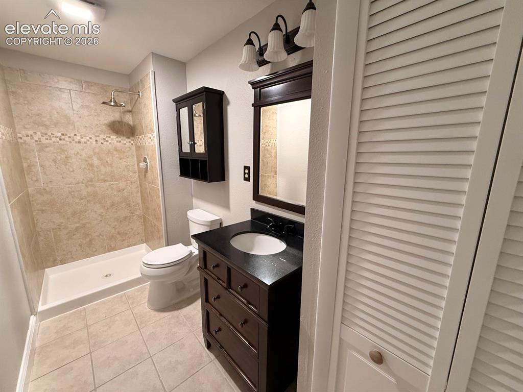 Image 5 of 33: Bathroom