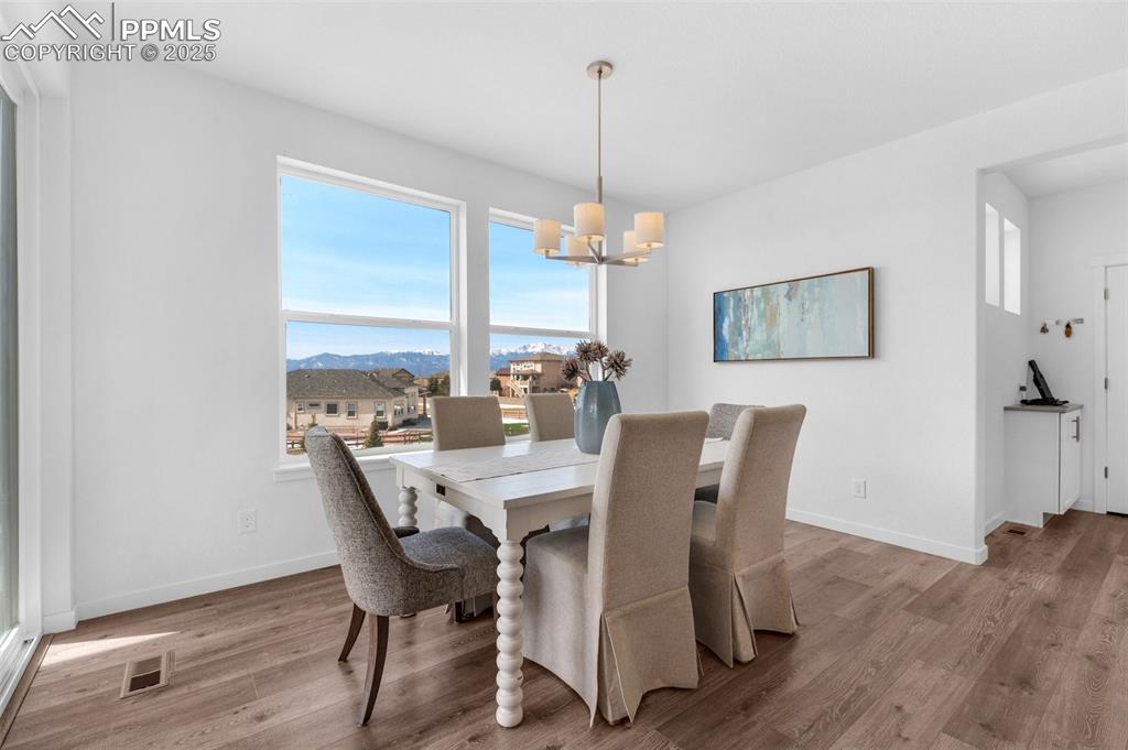 Image 14 of 50: Dining Area