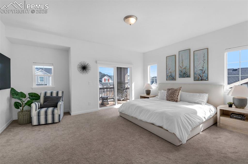 Image 19 of 50: Bedroom