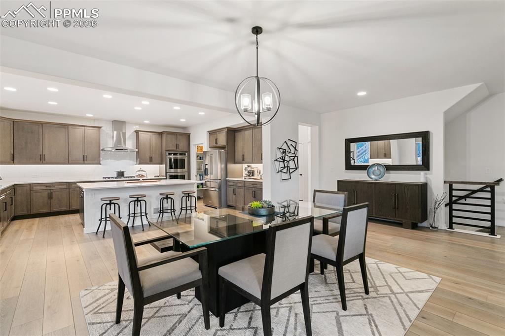 Image 13 of 50: Dining Area