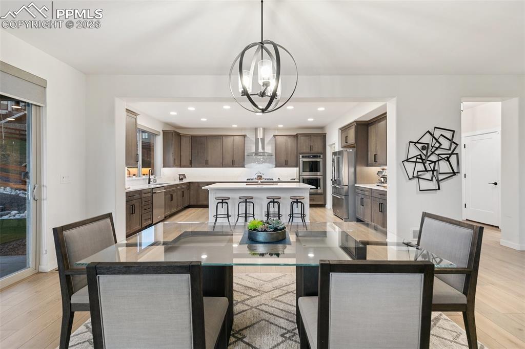 Image 14 of 50: Dining Area