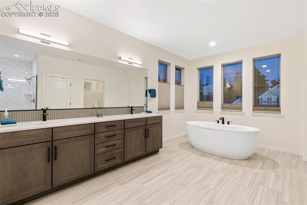 Image 29 of 50: Primary en suite