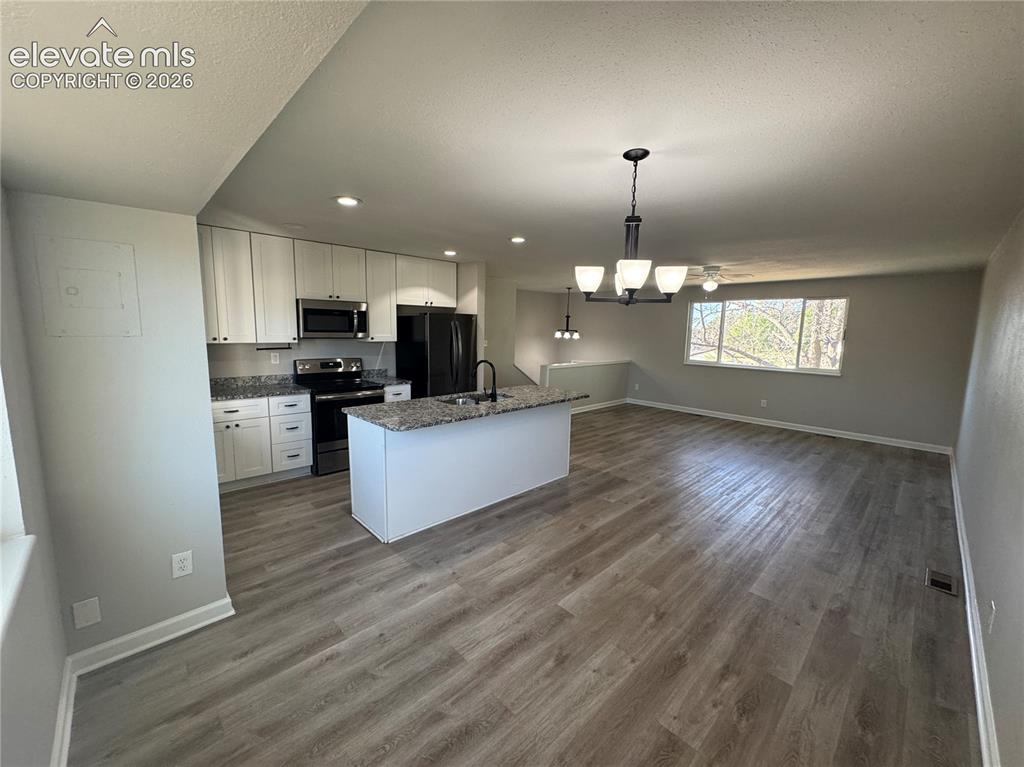 Image 10 of 42: Kitchen