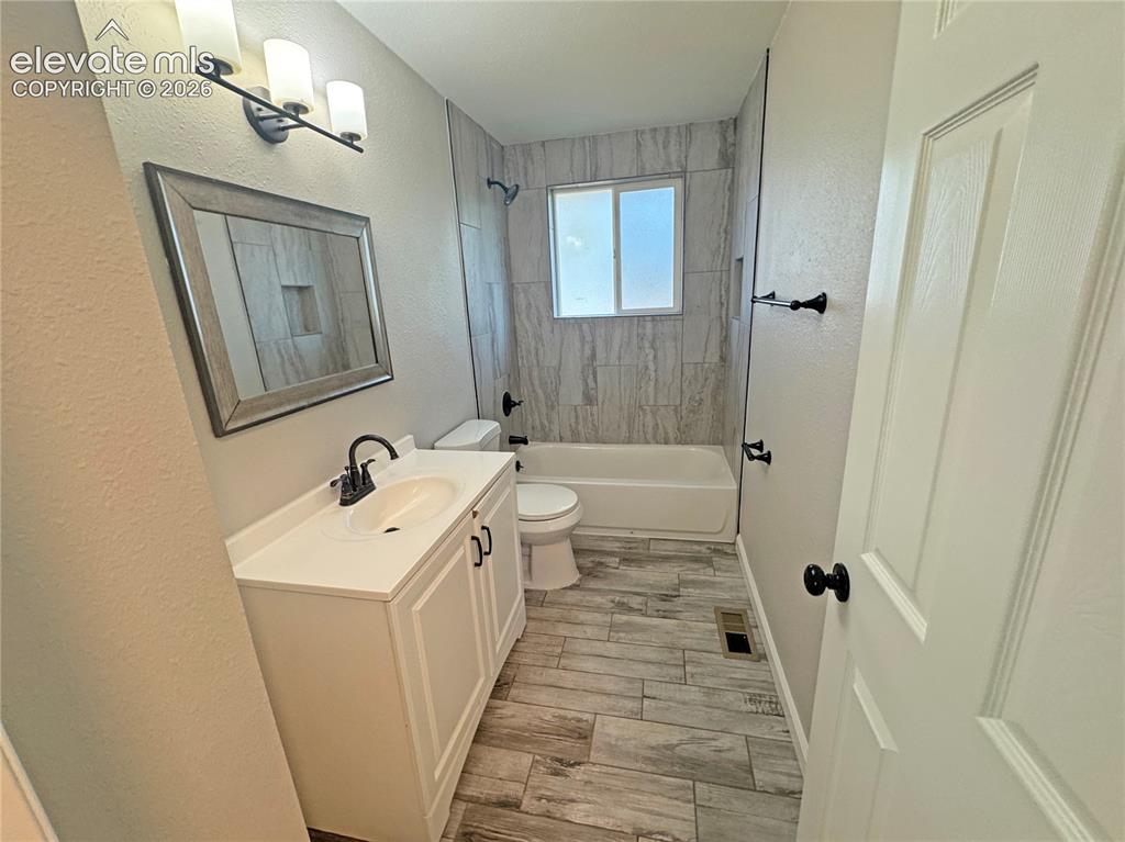 Image 21 of 42: Bathroom