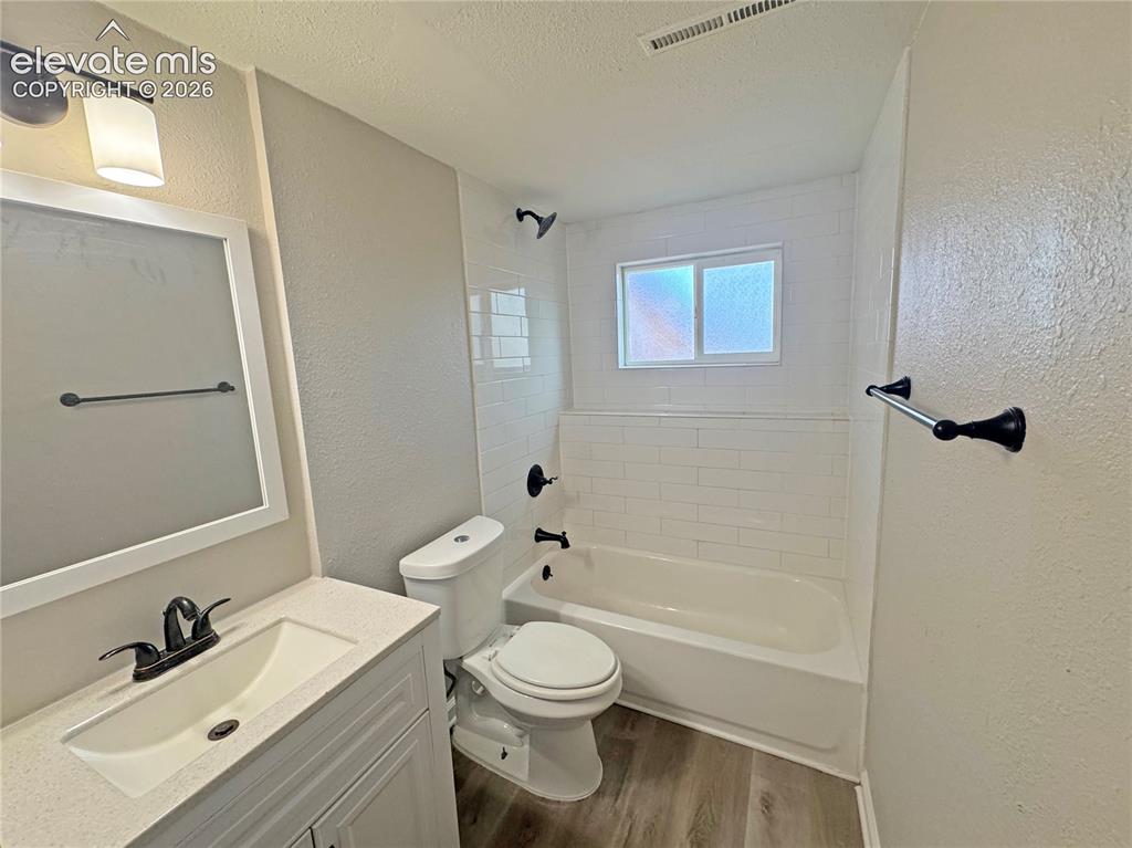 Image 33 of 42: Bathroom