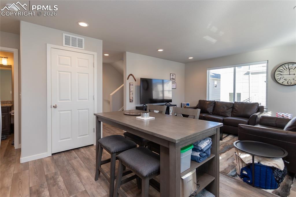 Image 14 of 34: Dining Area