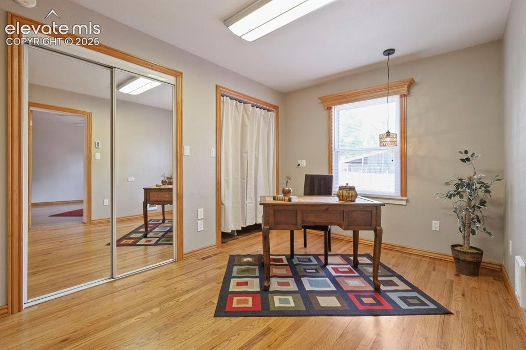 Image 15 of 50: Dining Area