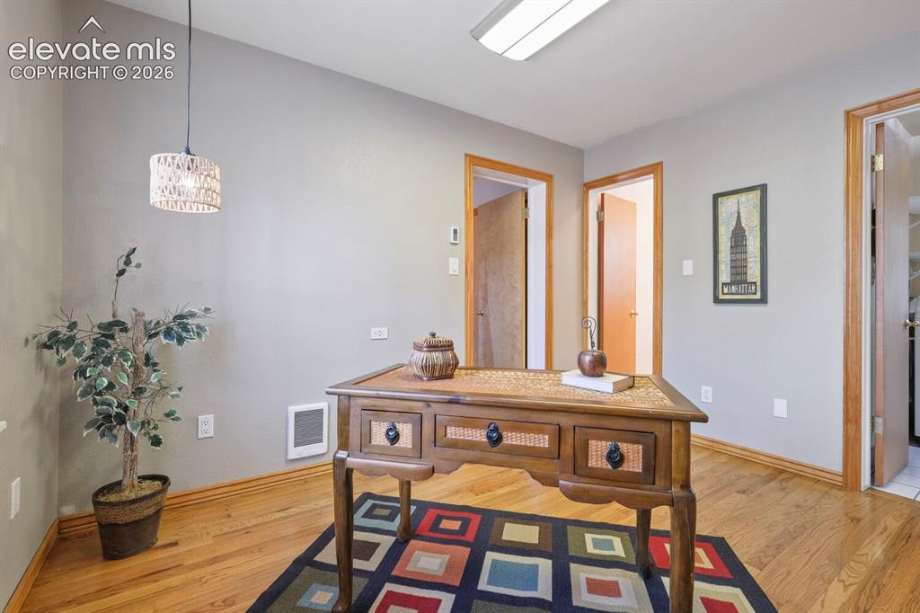 Image 16 of 50: Hardwood flooring, mirrored closet doors, and recessed lighting