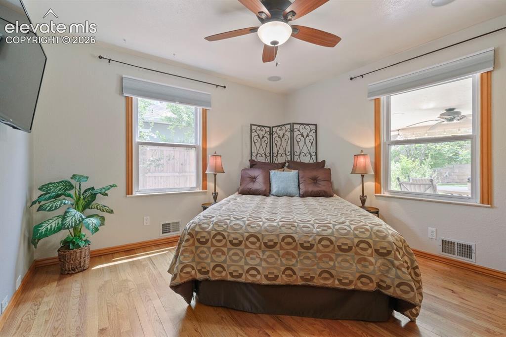 Image 19 of 50: Bedroom