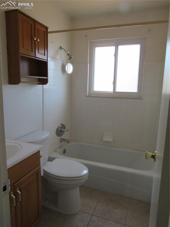 Image 13 of 14: Bathroom