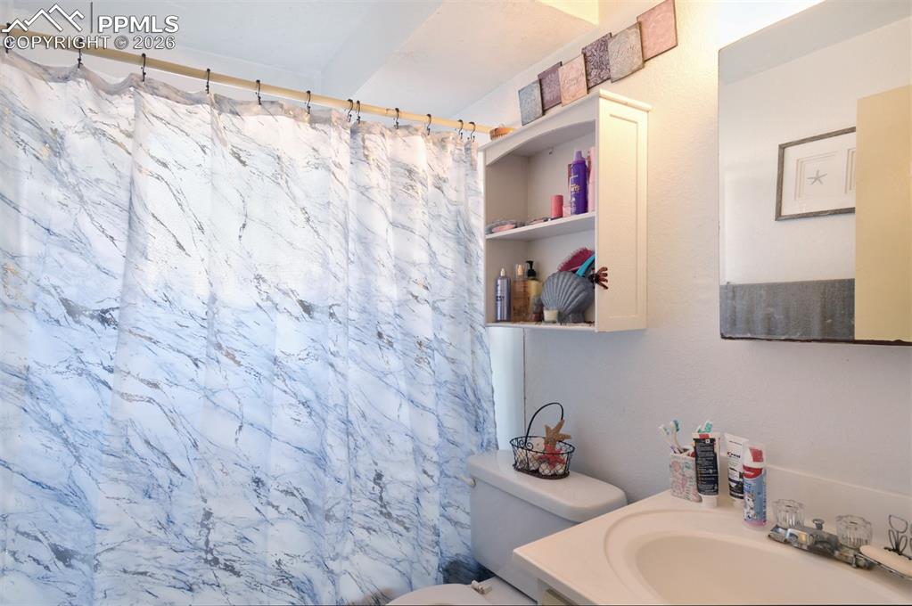 Image 6 of 14: Bathroom