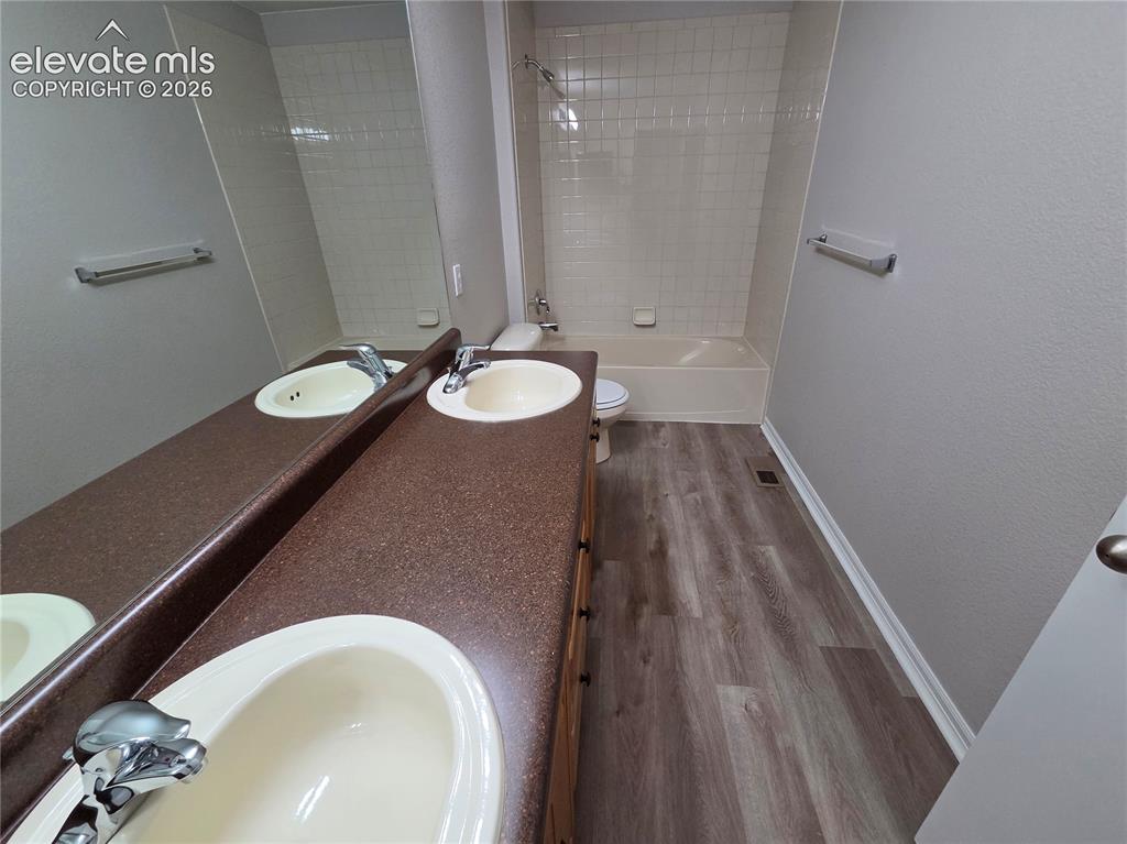 Image 19 of 24: Bathroom