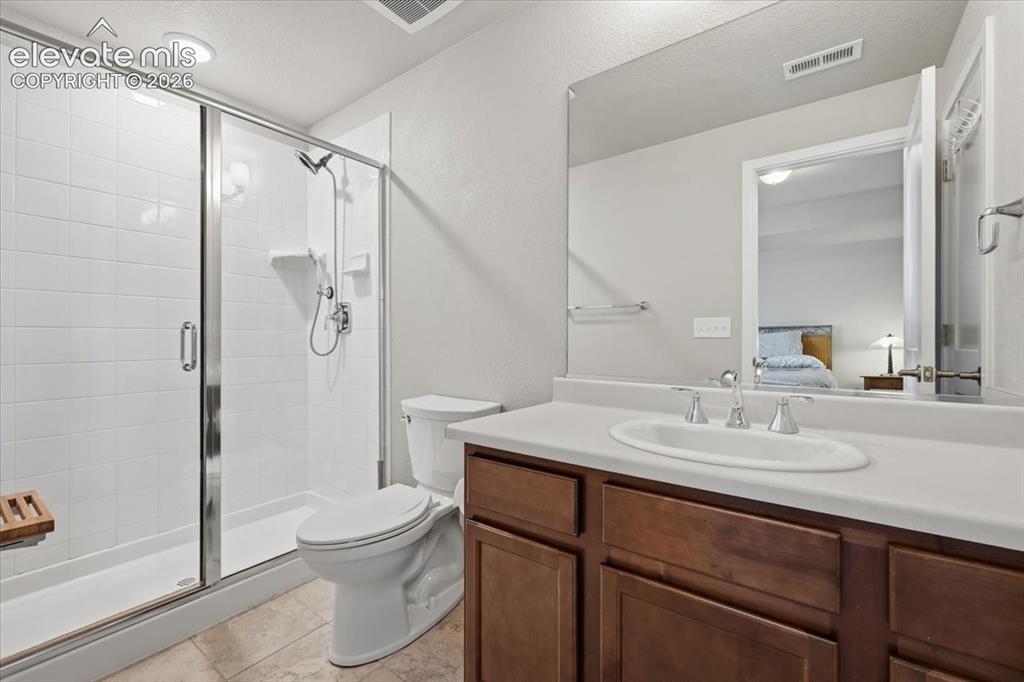 Image 30 of 39: En suite downstairs 