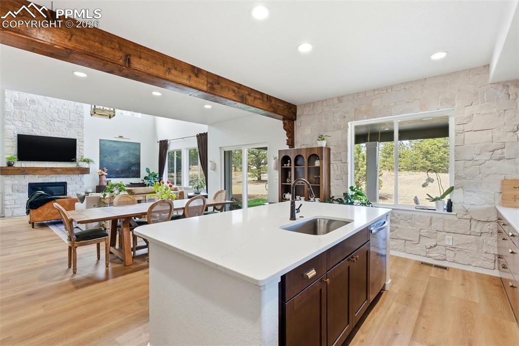 Image 12 of 50: Kitchen