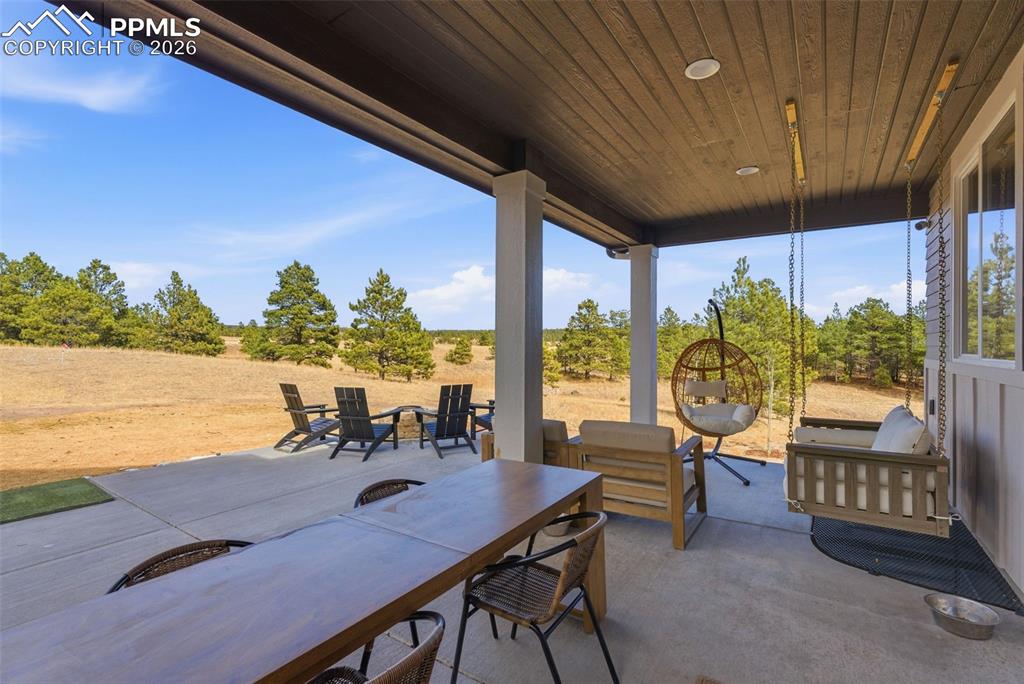 Image 14 of 50: Patio