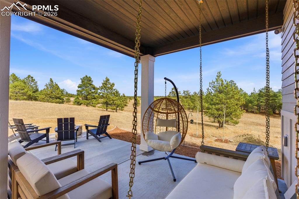 Image 17 of 50: Patio