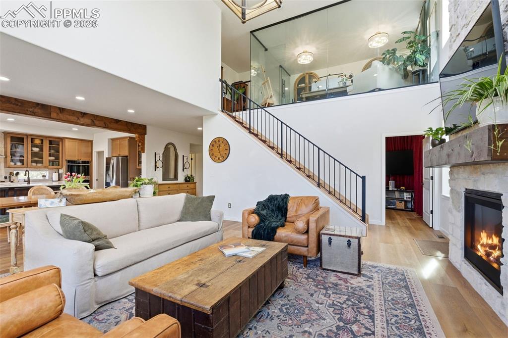 Image 19 of 50: Living Room