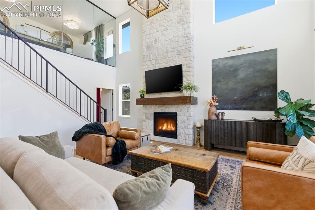 Image 22 of 50: Living Room