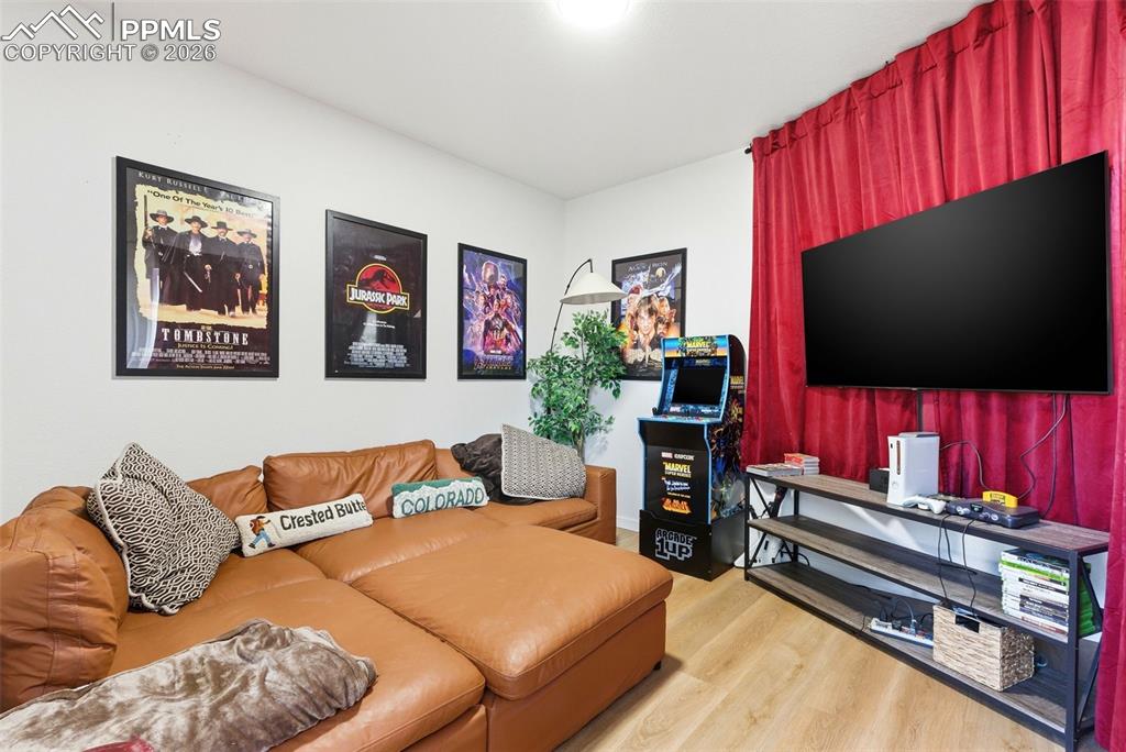 Image 26 of 50: Living Room