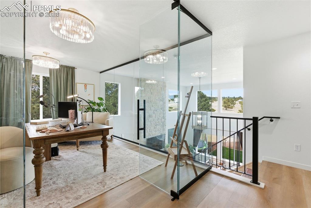 Image 28 of 50: Office