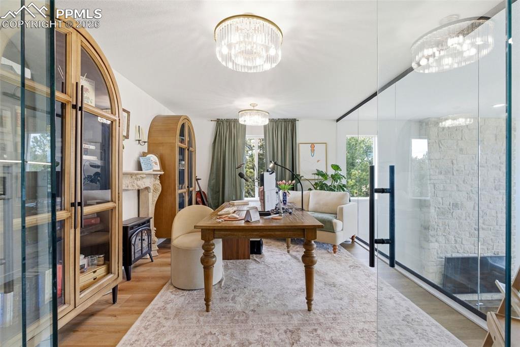 Image 29 of 50: Office