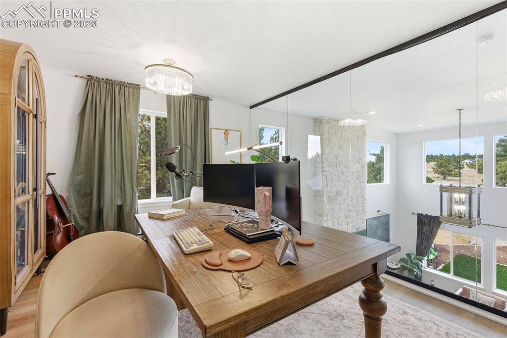 Image 30 of 50: Office