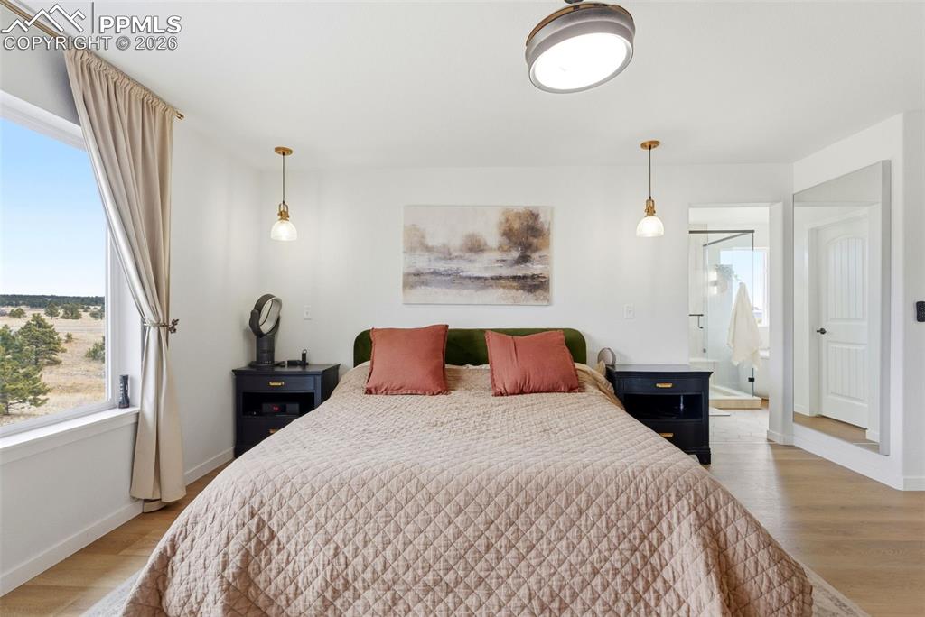 Image 31 of 50: Bedroom