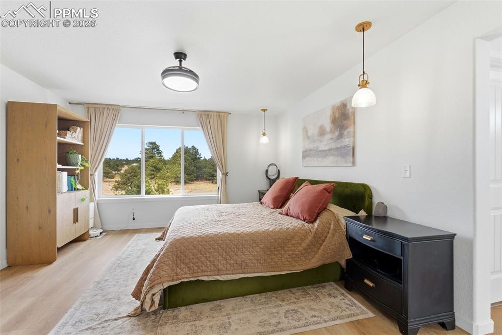 Image 32 of 50: Bedroom