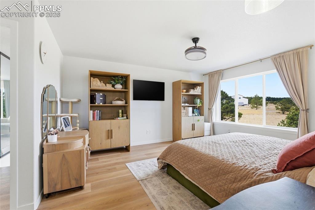 Image 33 of 50: Bedroom