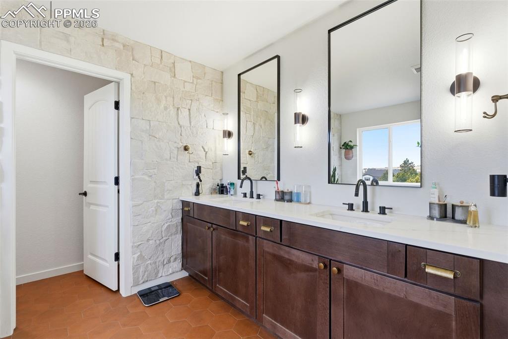 Image 35 of 50: Bathroom