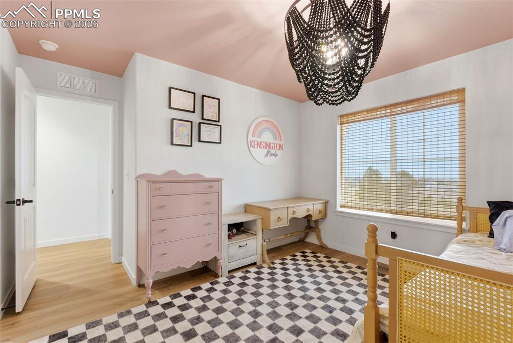 Image 38 of 50: Bedroom