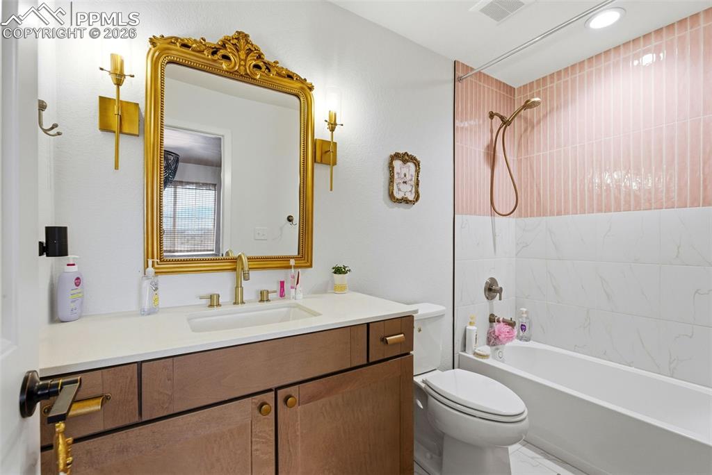 Image 39 of 50: Bathroom