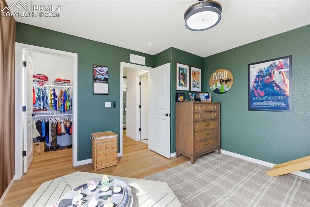 Image 41 of 50: Bedroom