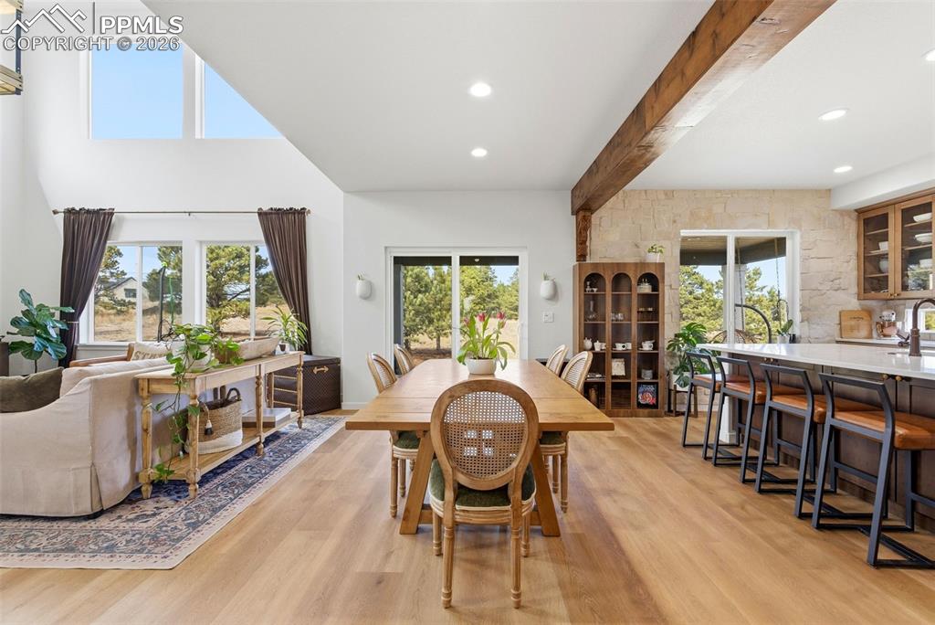 Image 8 of 50: Dining Area